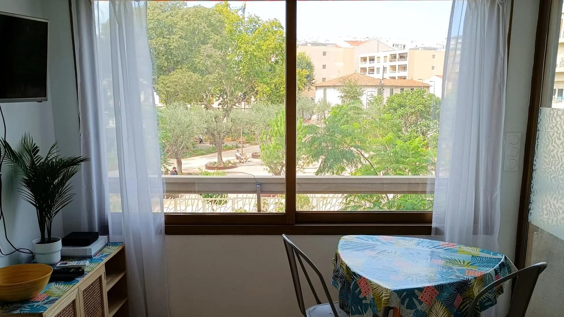 Deux Pieces Climatise Avec Balcon Vieil Antibes Apartment